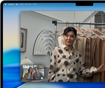 MacBook Pro上でのビデオ通話。女性が2人の通話相手に生地を見せている。彼女が動き回ってもフレームの中心から外れないよう、センターフレームが調整している