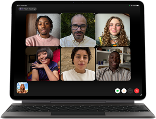ブラックのMagic Keyboardに取りつけられたiPad Air。画面にはグループFaceTime通話が表示されている