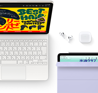 Magic Keyboardに取りつけられたスターライトのiPad Air。画面にはカラフルなグラフィックスが表示されている。そばにはAirPods ProとApple Pencil Proがある