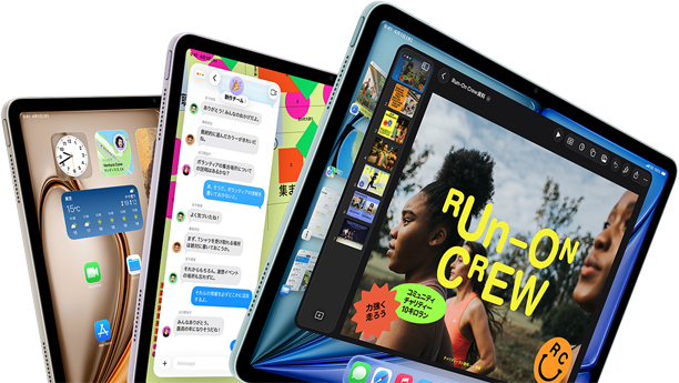 3台のiPad Airのディスプレイが扇状に配置されている。カラーはブルー、パープル、スターライト。前面と側面の外観。Keynoteアプリ、メッセージアプリなどのアプリを表示した画面とホーム画面が見えている