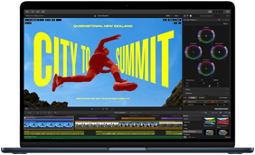 MacBook Airの画面の一部。M5チップの性能を示す、ビデオ編集の様子が映し出されている