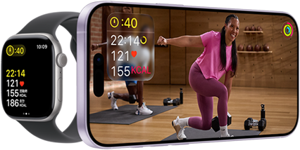 横に並べたApple WatchとiPhone。画面にApple Fitness+のクラスが表示されている