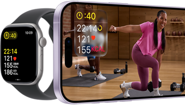 横に並べたApple WatchとiPhone。画面にApple Fitness+のクラスが表示されている