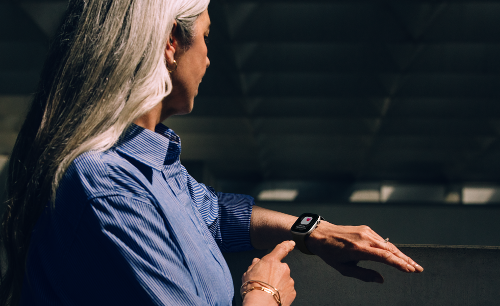 Apple Watch Series 11で高血圧に関するアラートを確認している人物