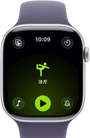 シルバーアルミニウムケースのApple Watch Series 11。ヨガワークアウトの画面。右側面の外観：Digital Crown、パープルフォグのスポーツバンド