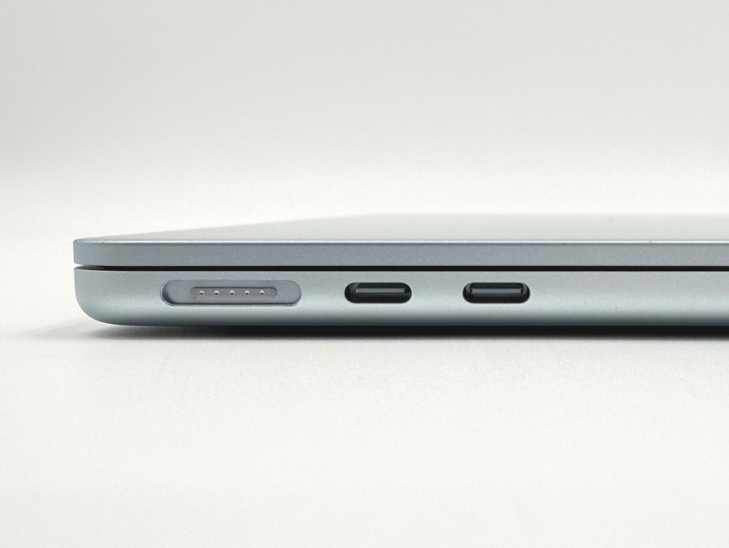 【リユースデバイス：ランクB】13インチMacBook Air: 10コアCPUと8コアGPUを搭載したApple M4チップ - スカイブルー